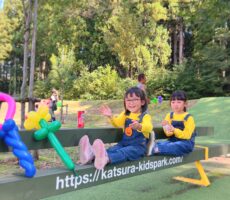 作品No:115　出発進行！<br><br>並んでジュースを飲んでいたら、急に電車ごっこが始まりました。<br />
笑顔が可愛いです♡<br><br>