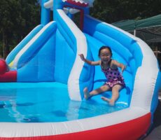 作品No:120　楽しくて楽しくてたまらない！！<br><br>去年まで怖くて中々挑戦できなかった滑り台。<br />
今年は思い切ってチャレンジしてみたらとっても楽しかったようで、何回も何回も繰り返し滑り続けてました🛝<br />
<br><br>