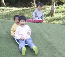 作品No:122　いっくよー！！<br><br>ソリ滑りにハマった三兄弟。<br />
喜んで何度と何度も滑っていました。<br />
一緒に滑りたいのに、いつも誰かがフライングしてしまいなかなか一緒に滑れず🤣<br />
そんな時の一枚です！<br><br>