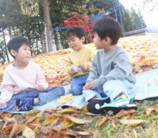 作品No:123　公園で食べるご飯は美味しいね！<br><br>『公園で食べると美味しいね！』と楽しそうに話しながら大きなおにぎりを頬張って食べていました。<br />
<br><br>