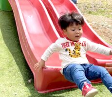 作品No:129 あっぶねー<br><br>滑りのいい滑り台の決定的瞬間!<br><br>