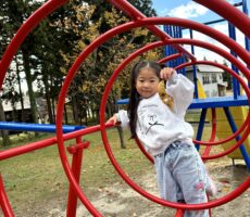 作品No:132　飛行機遊具と落ち葉とわたし！<br><br>新しい飛行機の遊具と近くで見つけたハート形の穴があいた落ち葉とパシャリ！<br />
落ち葉は記念に持ち帰りました！<br><br>