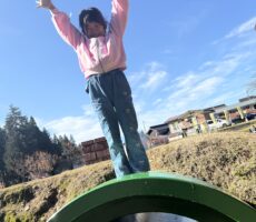 作品No:135 まま〜撮って〜♪<br><br>天気はとても快晴!!1番はじめに向かった先はドラム缶、、空に大きく手をのばして写真をねだられました笑。<br />
すっごく楽しそうな表情を見てほしいです😆<br><br>