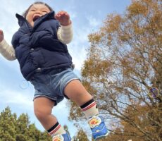 作品No:140 シャボン玉と一緒<br><br>大好きなシャボン玉と一緒に、晴れた秋空に飛んでいく息子!!<br />
最高の笑顔を見せてくれました。<br />
<br />
来年には、高い高いじゃなく!自分でジャンプができるようになるかな<br><br>