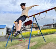 作品No:141 子どもの頃の自分を見てるような…<br><br>飛躍感。<br />
ブランコで揺られているだけでは物足りなく、どれだけ遠くに飛ぶことが出来るかやりたくなる。<br />
子どもの頃自分もよく飛んでいたと感じる瞬間笑<br />
<br><br>