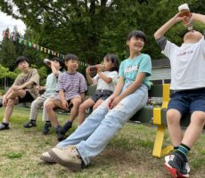 作品No:142 優しいお姉ちゃん、お兄ちゃん。<br><br>兄弟たちに一本ずつお茶を渡したら妹、弟から先に飲ませてました。<br />
優しいお姉ちゃん、お兄ちゃんたちと遊べてよかったねと思う瞬間です。<br><br>