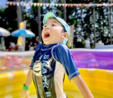 作品No:143 だいすきなプール<br><br>水遊びコーナーに大興奮!<br />
「さいこう!かえりたくない!」すてきな夏の思い出ができました♪<br><br>