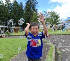 作品No:144 シャボン玉との戦い<br><br>とんでいるシャボン玉を全部割ろうとシャボン玉と戦っている息子です。<br />
勝者は…見ての通りです(笑)<br />
男の子は戦いが好きですよね~<br><br>