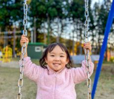 作品No:149　ブランコ乗れるようになったよ！<br><br>ブランコ好きでしたが、いままでは大人が手伝ってブランコを押していましたが、この日から1人で乗れるようになり、思わず笑顔になっていました…！<br />
桂公園で1人ブランコデビューです！<br><br>