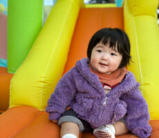 作品No:150 ぷかぷか嬉しいな♩<br><br>10ヶ月の次女。<br />
桂公園は2回目ですが、このぷかぷかでフワフワなトランポリンに乗って上下揺れる感じを体感し、喜んでいる1枚です。<br />
初めて乗って楽しくてしばらく乗ってました。<br />
ちょうど、パパが来て楽しいよとお話ししてるかのように見えます♩<br><br>