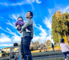 作品No:151　揺れる人形に思わず笑い！<br><br>夫が次女を抱っこし、揺れる大きな人形を見て楽しんでいたので思わずパシャリ。<br />
しばらく眺めてて「面白いね〜」と言って、笑って見てました。<br><br>