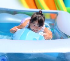 作品No:152　夏！<br><br>去年まで怖がっていた大きな浮き輪。<br />
今年は楽しんで乗れました（＾∇＾）<br><br>