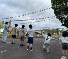 作品No:155 新しい朝が来た〜希望の朝だぁ〜🎵<br><br>朝活。<br />
みんなで手をつないでラジオ体操の歌を歌っています!<br />
朝7時08分の写真。実家にお泊まりして朝早く起きたから桂公園行こうって連れて来ました。<br />
朝から元気よく遊んでました笑<br><br>