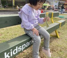 作品No:159 くぅ〜お菓子がしみるぜ〜<br><br>くじ引きで狙ったおもちゃが貰えませんでしたが、当たったお菓子を食べ始めたらこの笑顔。<br />
いっぱい遊んだ後のお菓子は美味しかったようです!<br><br>