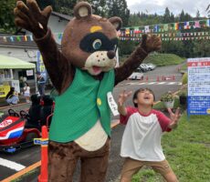 作品No:160 ぽん太と枯葉あそび<br><br>子どもに合わせてしゃがんでくれたり、枯葉を投げてくれたり、ゴーカートの待ち時間にも楽しませてくれたぽん太くんでした。<br />
ありがとう♡<br><br>