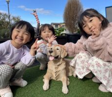 作品No:161　わんわんと一緒にポーズ！<br><br>実際の犬は怖がりますが、公園のわんわんは可愛かった様子。<br />
3人でわんわんを愛でていました♡<br><br>