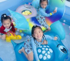 作品No:164 1人1つずつ<br><br>プール遊び楽しい道具がたくさん!<br />
いつも順番こで交代の姉弟も、1人1つずつ遊べて大満足!笑顔が溢れてました!<br><br>