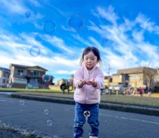 作品No:166　とまるかな？<br><br>手のひらにシャボン玉を乗せようとする一生懸命さ<br><br>