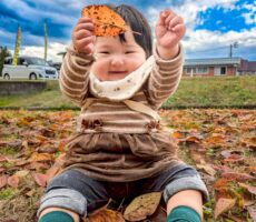 作品No:167 真っ赤な秋、つかまえた<br><br>色づいた葉っぱと青空のコントラスト。<br />
満面の笑顔がポイント!<br><br>