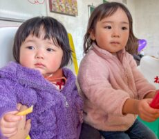 作品No:168 姉妹ドライブ<br><br>仲良く乗り物に乗っているところ<br><br>