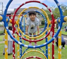 作品No:170 遊び納め<br><br>親の私が小さいときに遊んでいた遊具を自分の子どもが遊んでいる…幸せなことです。<br />
この遊具がなくなってしまうのはさみしいですが、また新たな遊具で子どもたちがたくさん思い出を作ってくれるといいなーと思っています。<br><br>