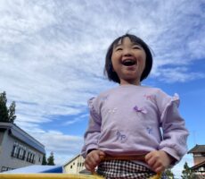 作品No:171　初シーソー！<br><br>人生初のシーソーに、うわぁ〜!っと大きな声でキラキラした目を輝かせながら楽しんでいました♪<br><br>