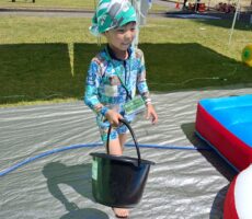 作品No:174 生まれて初めてのアルバイト<br><br>今年の夏休みに初めてのアルバイト!<br />
プールのまわりに水を撒いて、遊んでいる子どもたちが足の裏をやけどしないように一生懸命に働いていました。<br />
アルバイトが終わったあとは一回り男らしくなった気がします!!<br><br>