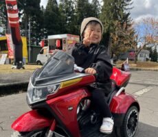 作品No:178 ちびっこライダー<br><br>自分で乗りたい車体を選んで1人で運転してる姿を見ていつの間にかできることが増えたなと感動しました。<br />
ハンドル操作はまだ難しいようで蛇行運転していましたが<br><br>