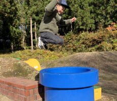 作品No:179　ドカンへどっかーん！<br><br>秋の貴重な晴れ間に数年ぶりの訪問でした。<br />
姉と妹と一緒にゴーカート、シーソー、<br />
ブランコ、滑り台と全部遊びました！<br />
<br />
息子のいい笑顔と、今にもドカンに突入！<br />
みたいな表情が撮影出来た１枚です。<br><br>