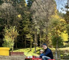 作品No:180　行ってきま〜す！<br><br>息子が初めて運転席に座りました。<br />
上手にアクセルを踏んで、楽しそうに運転している様子がポイントです！<br><br>