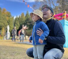 作品No:181 視線の先には…<br><br>キッチンカーに興味津々の息子。<br />
どんなメニューがあるか等、じーっとよく観察していました。<br><br>