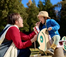 作品No:182　のりものより、おやつが本命！？<br><br>遊びたい気持ちと食べたい気持ちと、一生懸命おやつを食べている様子がポイントです！<br><br>