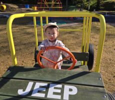 作品No:183 初めてのブランコからのJEEP<br><br>初めてブランコに乗ったら前に落ちて、顎(歯が唇に当たって)を負傷、、、<br />
ギャン泣きからの、切り替えの早い娘は、<br />
何事もなかったかのようにJEEPを運転。<br />
顔は痛々しいですが楽しそうに運転しています。<br />
改めてこどものたくましさを知った1枚!<br><br>