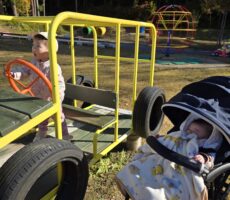 作品No:184　お姉ちゃん上手！僕もいつか、、、<br><br>活発な姉は得意げにJEEPを運転。<br />
弟はそれを羨ましそう(少し心配そう)に見守っています、、、<br />
だってさっきお姉ちゃんブランコから落ちて顎を負傷したばっかりだし、、、<br />
ぼくもいつか運転できたらいいな！<br><br>