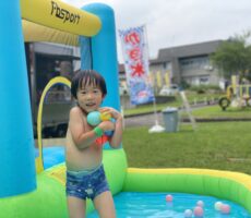 作品No:187　いっぱい持てた！<br><br>昨年はプールに近づきもしなかった長男。今年は1人でずっと、雨で中止になるまで遊び続けました。<br />
桂公園は随所に工夫や手間がかけられており、子どもたちが様々な角度から楽しみ方を見つけ遊ぶことができます。<br />
本当にありがたい場所です。<br><br>