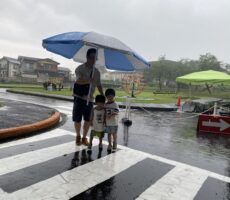 作品No:188 優しい傘<br><br>通り雨で、遊びが中断。<br />
雨が思いの外、長く降るな〜と思っていると、スタッフの方がパラソルを持ってきてくれ、無事に建物へ避難して遊びながら待つことができました。<br />
ありがとうございました。<br><br>