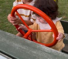 作品No:190 弟と初めての桂公園<br><br>弟ができてから初めて桂公園にきました<br />
いつも遊んでいた遊具だけど、2人で遊ぶといつも以上に楽しい!<br />
お姉ちゃんらしくなりました<br><br>