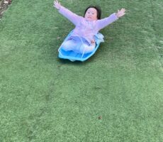 作品No:191　ひゃゃゃーーー(°▽°)！！！<br><br>楽しそうに滑っていたのに途中から怖くなり両手をバンザイ！！<br />
ジェットコースター気分を味わえたかな…笑<br><br>