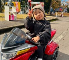 作品No:195 ちびっこライダー<br><br>大好きなバイクに乗れてご満悦<br><br>