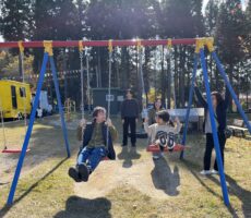 作品No:197 みんなで育てる笑顔<br><br>秋の日差しが差し込む中、娘がブランコに乗る姿を囲むように家族が自然と集まりました。<br />
隣で一緒に乗る人、押す人、見守る人。<br />
それぞれから自然と笑顔が溢れ、ひとつの時間を共有しています。<br />
“家族っていいな”と、撮った私自身が思わされる瞬間でした。<br><br>