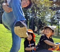 作品No:204　バッタ！！！<br><br>｢お～い！みてみて！｣<br />
パパが必死に脚をあげます。みてみると大きなバッタが！虫がちょっぴり苦手な娘はビックリ！<br />
パパ、誰よりも嬉しそうな顔で少年時代にタイムスリップしたようでした◎<br><br>