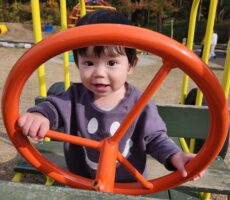 作品No:206 マイカー<br><br>最近おぼえたブーブー。<br />
自分で運転している気分でルンルンな様子。<br><br>