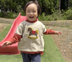 作品No:209 スマイル<br><br>大好きな滑り台を滑り終えて、ママーっ!と駆け寄ってくるニコニコの笑顔がかわいいです。<br><br>