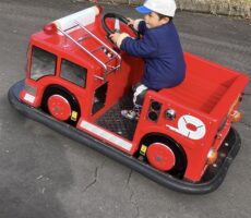作品No:210　消防車出動！<br><br>乗り物大好き3歳児です。<br />
保育園の運動会でも消防士になり、消化活動を実施し、家でも動画を見ながら「消防車出動！」を叫ぶ日々。<br />
実物の消防車には試乗させてもらった事があるものの、動く消防車は初めて☆<br />
しかも一人で運転！<br />
真剣な表情で緊迫感が伝わってきます！！<br />
その後も沢山の乗り物を数十回以上乗って、公園の遊具も満喫して、帰りの車ではぐっすり寝ました〜。<br><br>