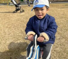 作品No:211　舌は何色？<br><br>キッチンカーの削りイチゴを食べて、公園の遊具で遊んでいます。<br />
舌はイチゴの色になっているかな？<br><br>