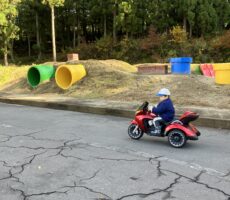 作品No:212 マリオの世界に迷い込んだバイク<br><br>右足をギリギリまで伸ばし<br />
て、なんとかアクセルペダルを踏み込み、一人で運転。<br />
周りの景色も見ながら運転楽しかったね。<br />
<br><br>