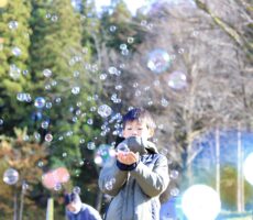 作品No:213 シャボン玉の魔法使い<br><br>シャボン玉を手から出せる魔法使いのようでした。<br />
シャボン玉も、空も光も緑も、全て綺麗で最高な一日でした。<br><br>