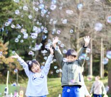 作品No:214 笑顔<br><br>この場所が、大好きな二人!!<br />
いつも、にっこり笑顔に。<br />
今日も楽しかったー!!<br />
最高な一日だったー!!<br />
と、喜んで笑顔で帰宅しました。<br><br>