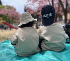 作品No:216 遊びの合間のおやつタイム<br><br>お揃いの洋服で<br />
寄り添って、遊びの合間のおやつタイム。<br />
桜や遊んでるお友達を見ながら<br />
楽しく美味しくおやつを食べている様子です。<br />
「おやつ食べたらたくさんあそぶぞー!」と<br />
いいながら<br />
さくらが綺麗なほっこりの後ろ姿です<br><br>