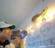 作品No:217　最終日・感謝のシャワー！<br><br>景品で貰った銃のおもちゃを持ち、最終日に飾られたイルミネーションの隣で写真をパチリ！<br />
偶然にも銃から飛び出してきた感謝のシャワーがキラキラ輝いてるように見えました♪また遊びに来まーす！<br><br>